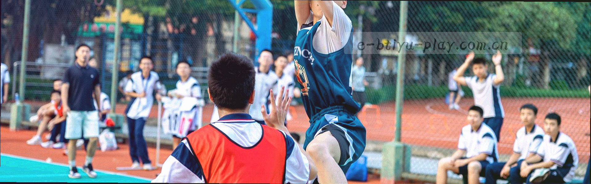 深蓝色调的数据流动线条与光点勾勒体育平台信息网络